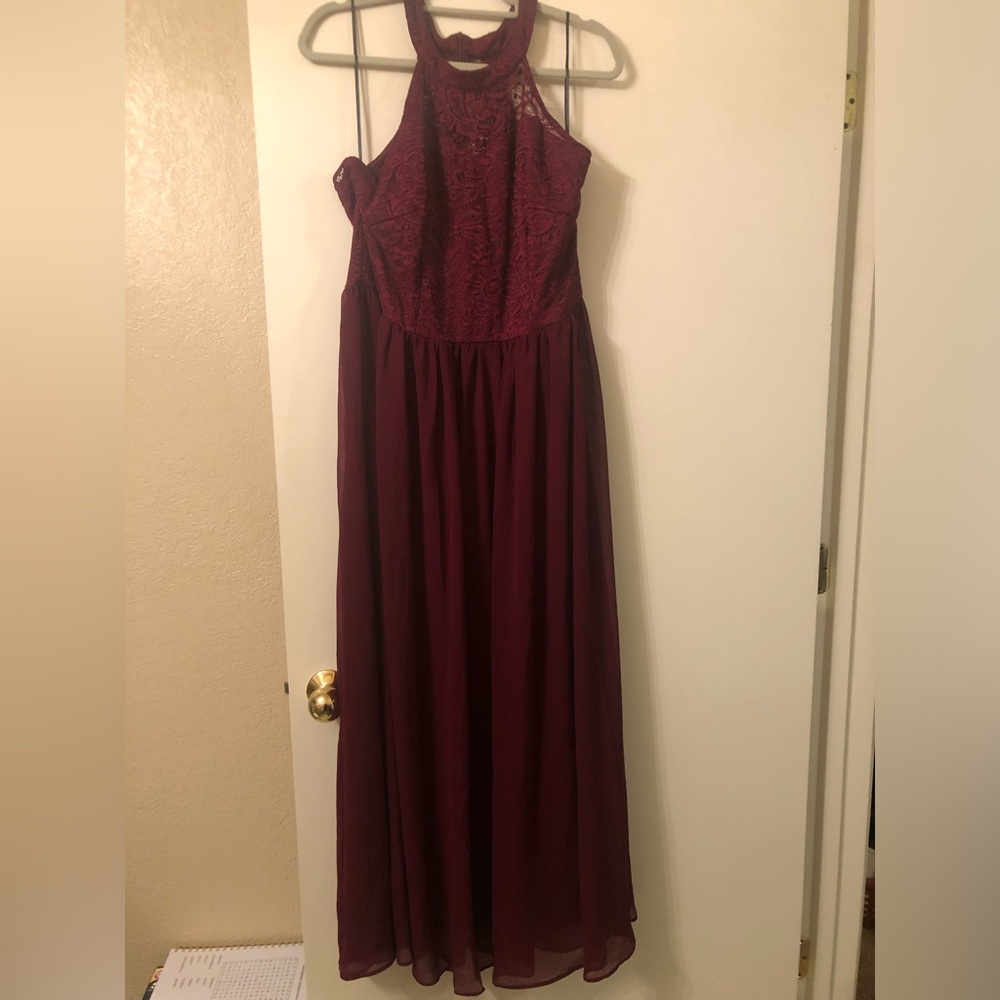 New without tags floor length dress. Great for any formal event!